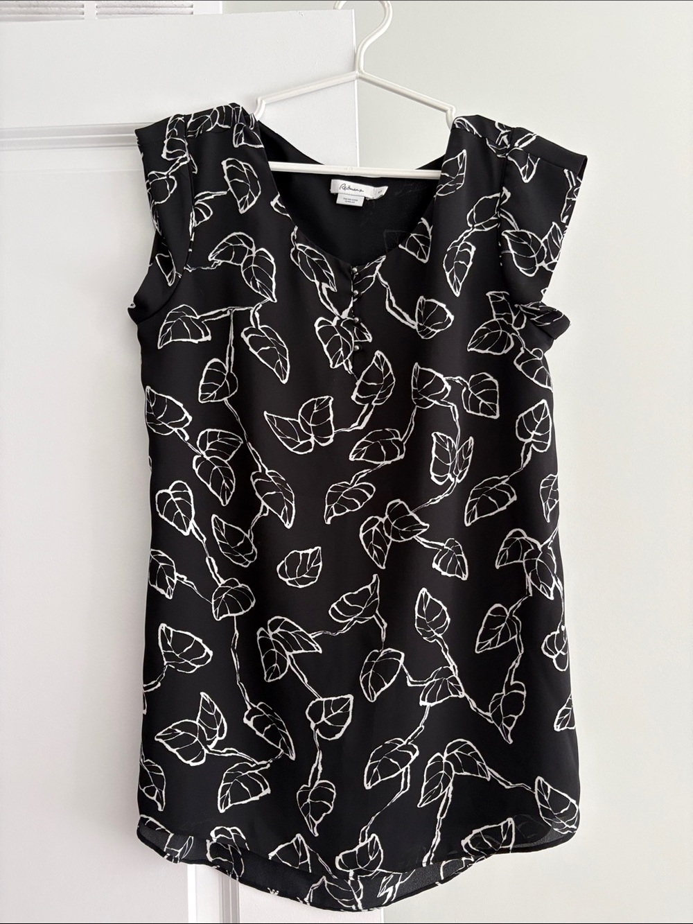 Reitmans Black and White Leaf-Print Sleeveless Top